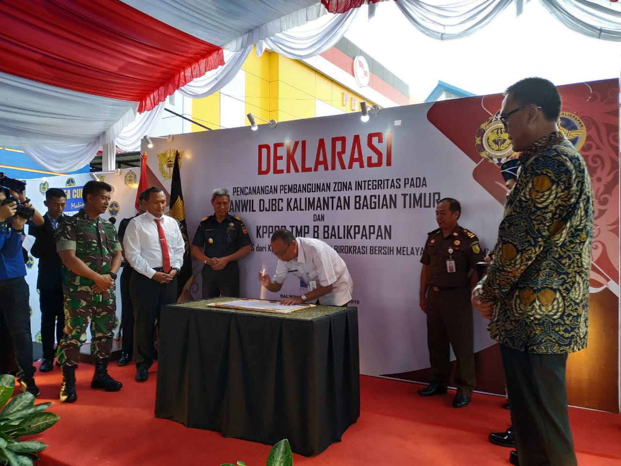 Staf Ahli  Wali Kota Jadi Saksi Penandatanganan Piagam Zona Integritas bagi Bea Cukai Balikpapan dan Kalimantan Timur  